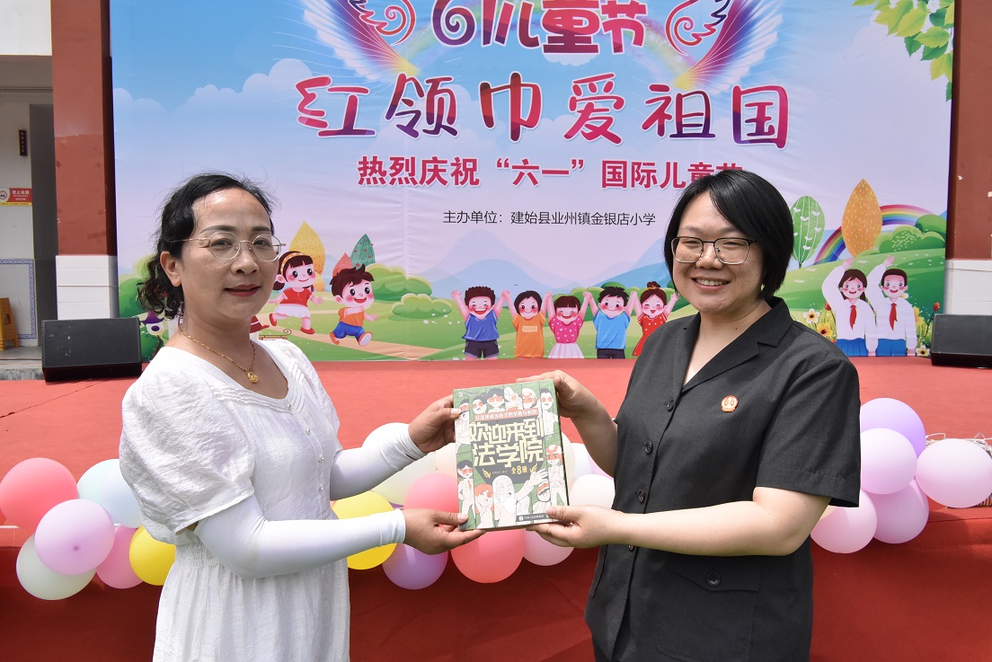 未成年人工作室主任王蝶（右）向金银店小学赠书.JPG